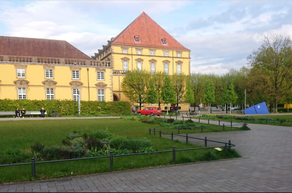 Bild zeigt KFZ im Schlossgarten in Osnabrück. 