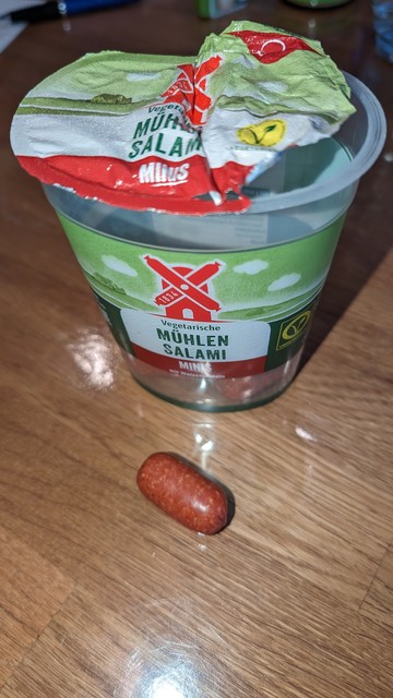Bild von einer Packung vegetarischer Mini-Salamis von Rügelwalder