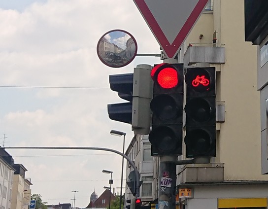 Spiegel Johannisstraße/Johannistorwall
Defekt und verstellt.