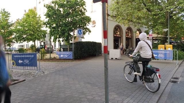 Fahrradfahrer, der an der Lortzing Straße im Bereich Domhof/Theater links zum Rosengarten einbiegt. Dieser ist während der Maiwoche als 
