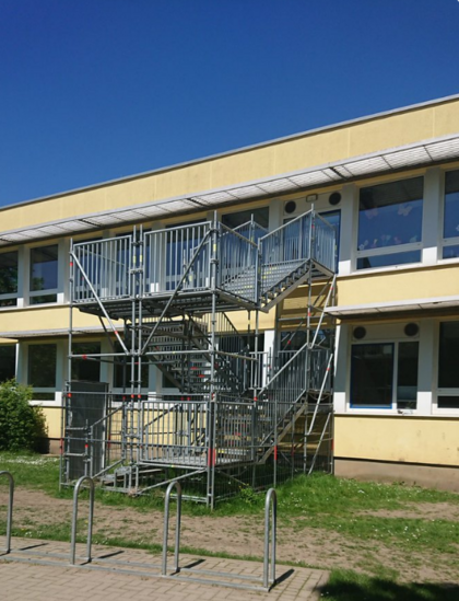 Bild zeigt provisorische Außentreppe, die als Fluchtweg dienen wird. Grundschule Dodesheide. 