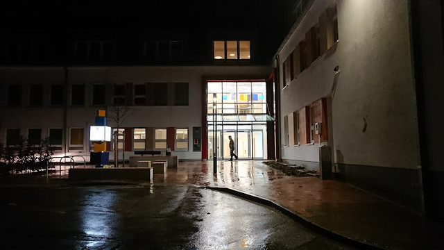 Symbolbild. Zeigt den Eingangsbereich des Kinderhospital bei Nacht.