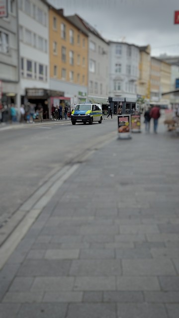 Offizieller Polizei Bulli fährt durch die Johannisstraße.