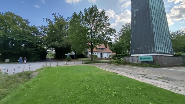 Rechts im Bild die Bonnuskirche. Blickrichtung Bredowstraße, die im Hintergrund zu erkennen ist. Davor die Obere Martinistraße.