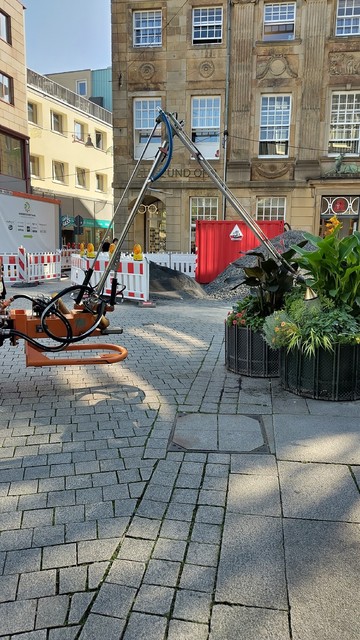 Fernsteuerbare Gießarmatur ist auf einen Blumenkübel gerichtet in der Großen Straße in Osnabrück.