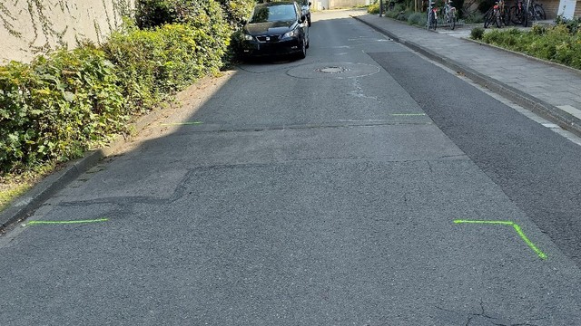 Markierungen zur Instandsetzung auch in den Nebenstraßen der Ernst-Sievers-Straße.