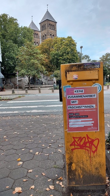 Im Hintergrund der Haarmannsbrunnen in Osnabrück. Im Vordergrund ein Briefkasten unmittelbar vor dem Fußgängerüberweg. Auf dem Briefkasten ist ein Plakat geklebt. 

Demoaufruf der Kampagne "Den Rechten die Räume nehmen"

Text:
Keine Zusammenarbeit mit Faschist*innen. Feuer löschen statt Brandmauern.
02.09. 18Uhr Hauptbahnhof Osnabrück 