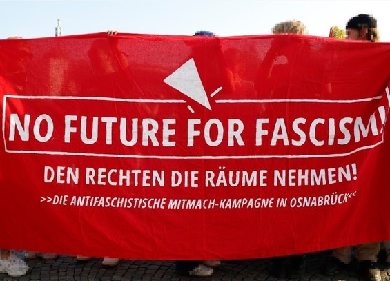 Closeup eines Demobanners. Das Banner ist leuchtend rot. Aufschrift weiß.

Bannertext:
No Future for Faschismus!

Den Rechten die Räume nehmen 
Die antifaschistische Mitmach-Kampagne in Osnabrück 
