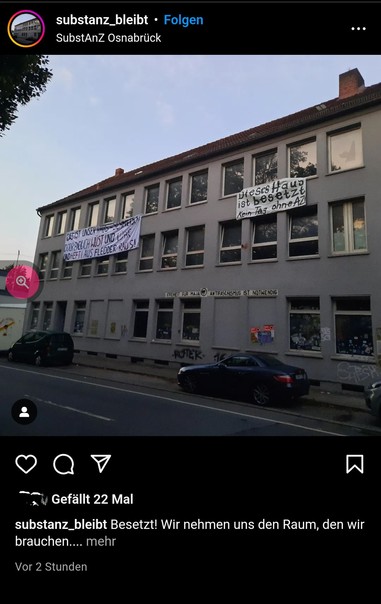 Seitliche Aufnahme des SubstAnz-Gebäude mit Bannern. 

Text eines Banners:
Dieses Haus ist besetzt. Kein Tag ohne AZ.