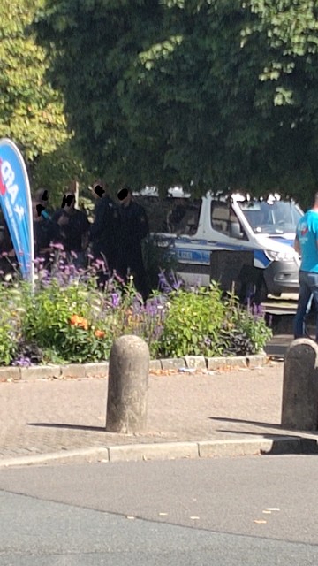 AfD am Haarmannsbrunnen. AfD Mitglied von Polizisten umstellt, nachdem er auf die friedliche Gegendemo zugestürmt ist.