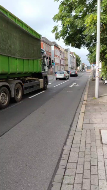 Martinistraße in Osnabrück. Fahrtrichtung stadtauswärts. Auf der rechten Seite besteht eine Baustelle. Viele Autofahrer wechseln frühzeitig auf die linke Spur. Die rechte Spur bleibt frei.