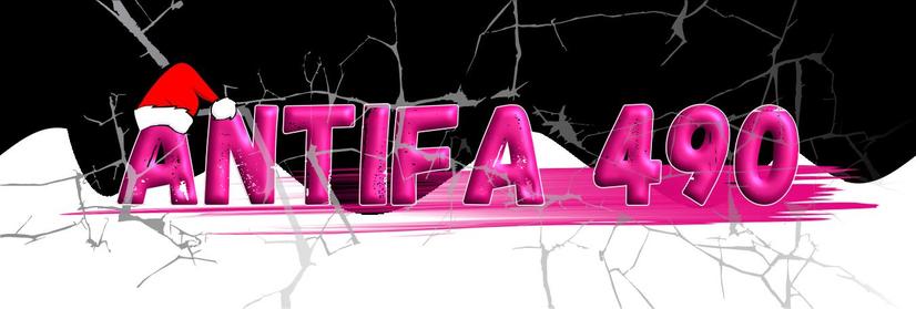 Das Bild zeigt das Wort „ANTIFA 490” in Pink, wobei das „A” eine Weihnachtsmütze trägt. Der Hintergrund ist eine Mischung aus Schwarz und Weiß mit einem zerbrochenen Glaseffekt.