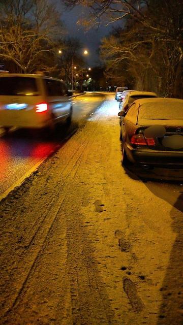 ❄️ Winterliche Morgenstimmung in der Stadt  
Kurt Schumacher Damm in Osnabrück, leicht verschneit und von warmem Laternenlicht beleuchtet. Geparkte Autos, nasse Fahrbahn, ein vorbeifahrendes Auto leuchtet mit seinem Scheinwerfer den vereisten Fahrrad Schutzstreifen aus.