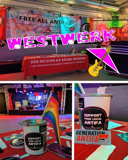 Das Bild zeigt einen Infostand der antifaschistischen Kampagne „Den Rechten die Räume nehmen“ im Jugendzentrum Westwerk 141 in Osnabrück.

Oben hängt ein großes Banner mit der Aufschrift „Free all Antifas“. Davor steht ein Tisch mit roter Tischdecke und dem Slogan der Kampagne. Im Hintergrund ist eine kleine Konzertbühne mit Schlagzeug und Lichtern zu sehen.

Auf dem Tisch liegen Sticker und Flyer. Zwei weiße Spendendosen tragen den Aufdruck „Support your local Antifa“. In einer Dose steckt ein…