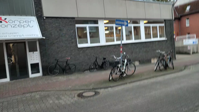 Autofahrer fährt mit seinem Auto entgegen der Einbahnstraßen Regelung. Der Regebruch wird gefilmt. Der Fahrer sagt durch das offene Fenster im Vorbeifahren "Ficken sie ihre Mutter".